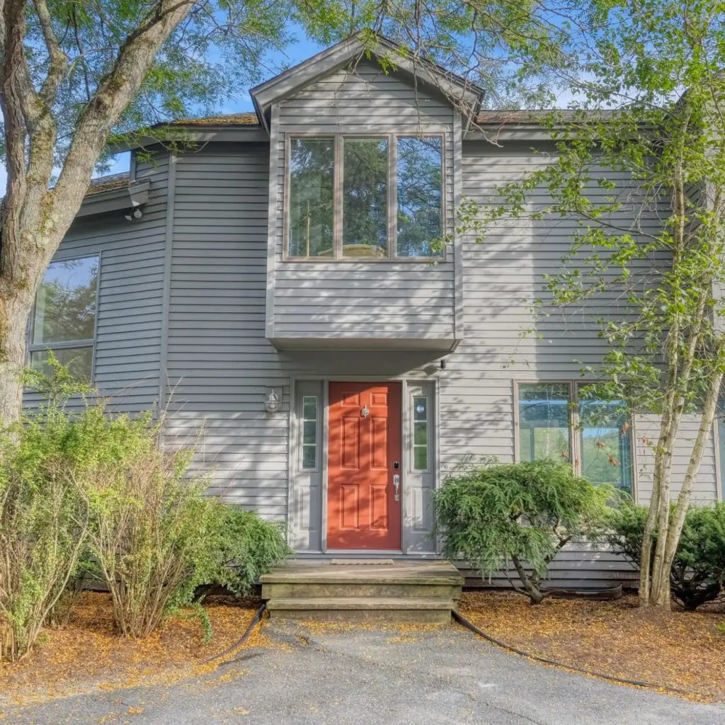 Front View of Christopher Reeve’s Former MA Home