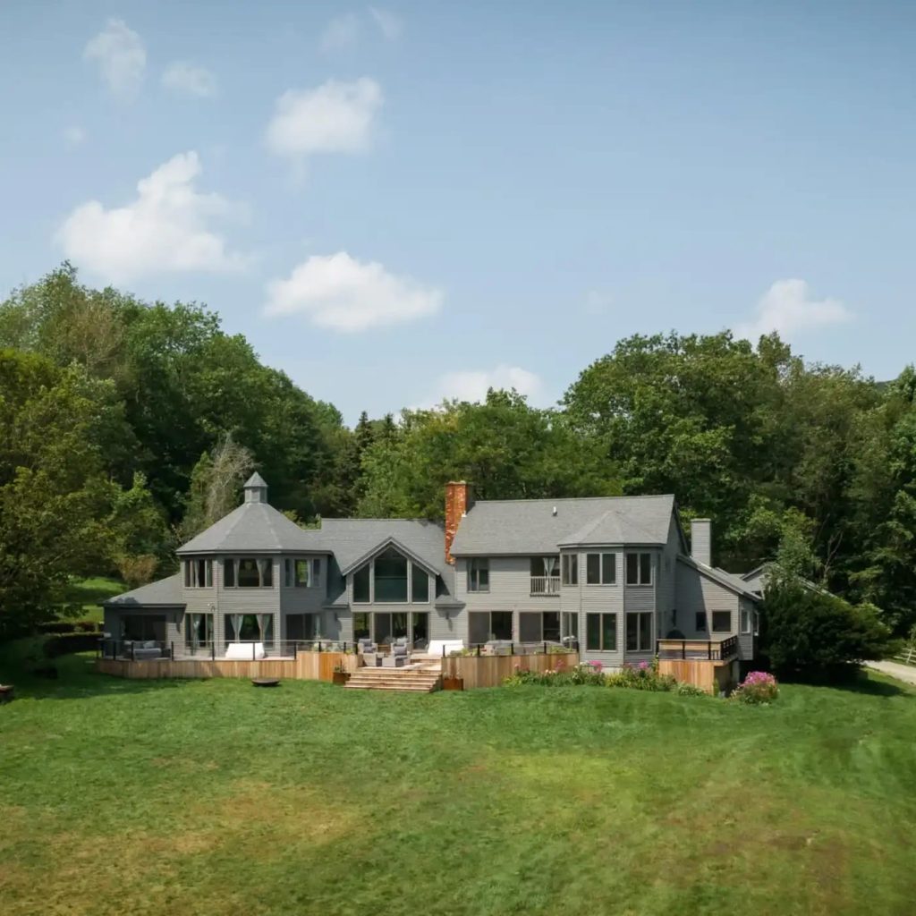Front View of Christopher Reeve’s Former MA Home
