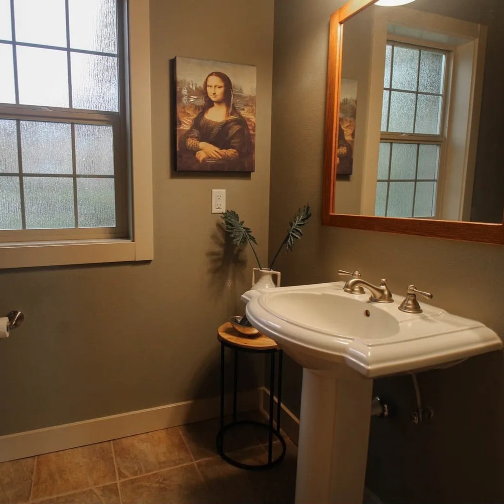 Powder Room in Dan Lanning's Former OR Home