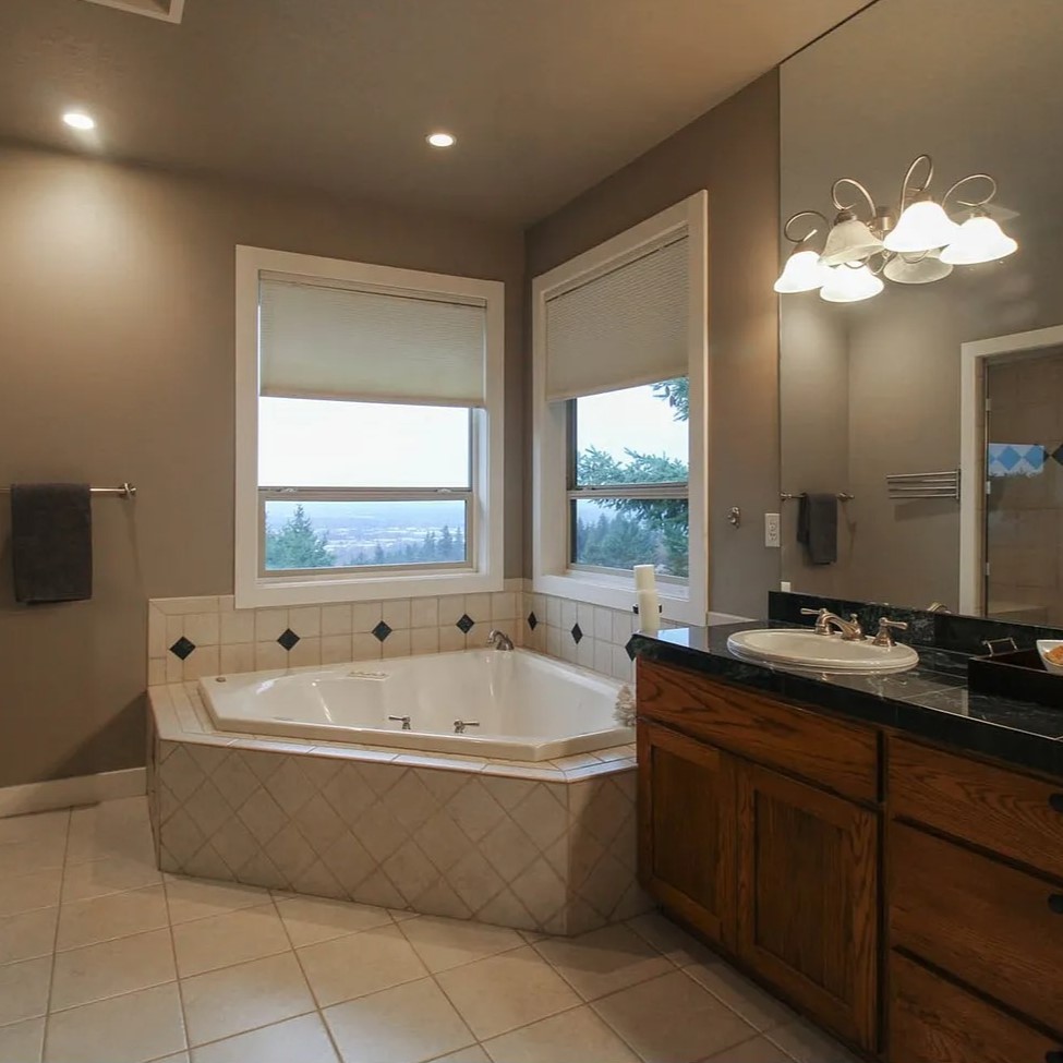 Soaking Tub in Dan Lanning's Former OR Home