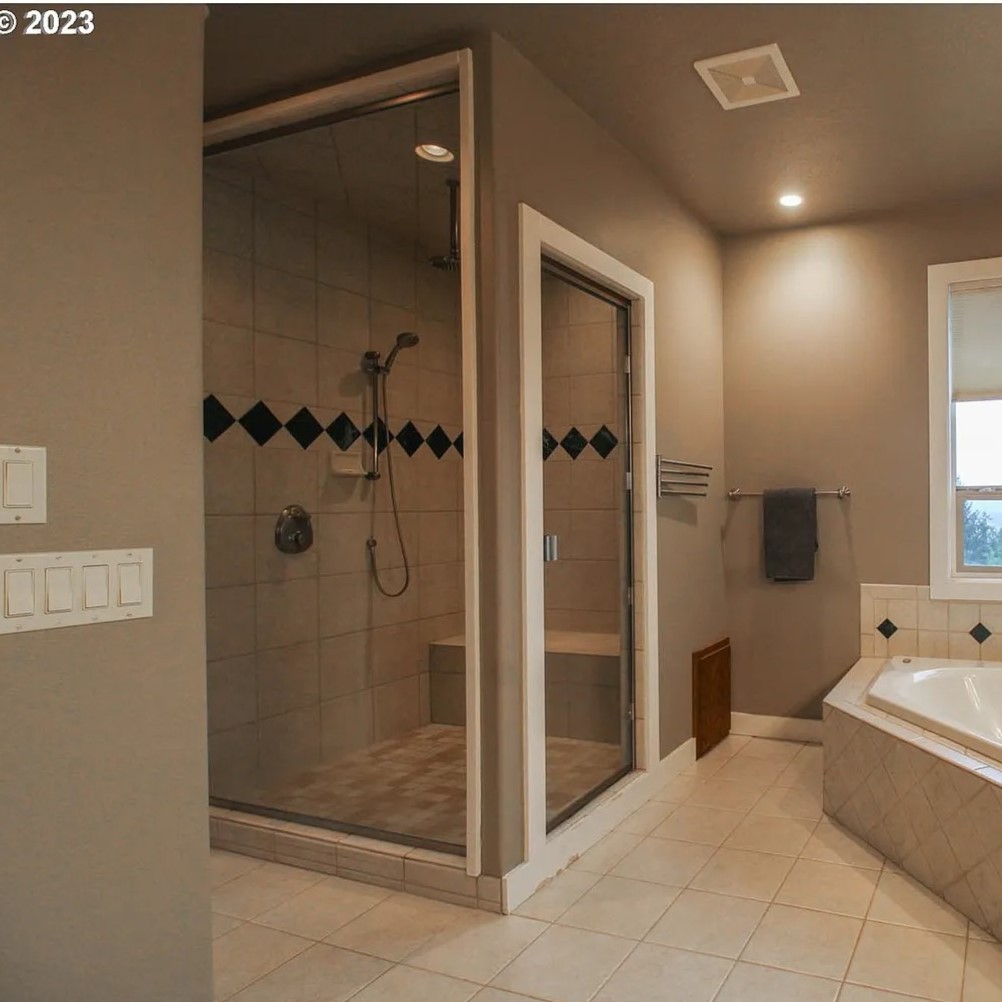 Modern Shower in Dan Lanning's Former OR Home