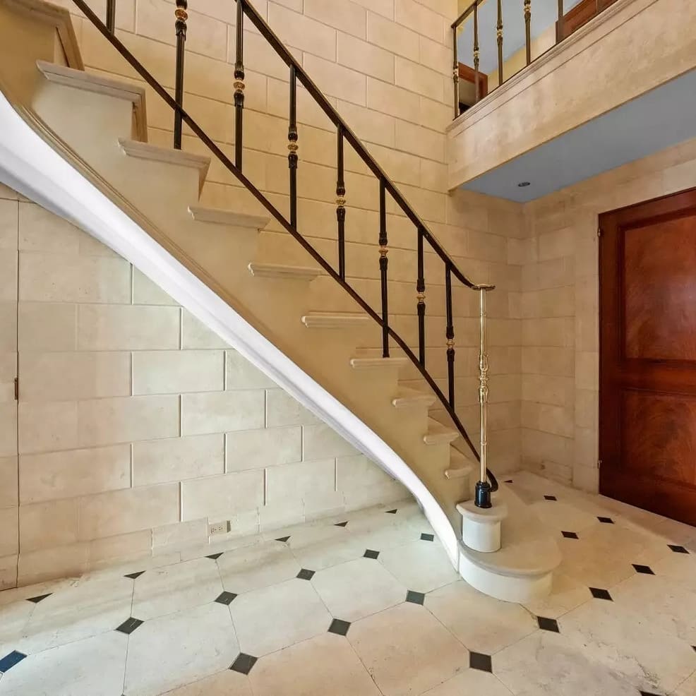 Stairwell in Carolyne Roehm’s NYC Home