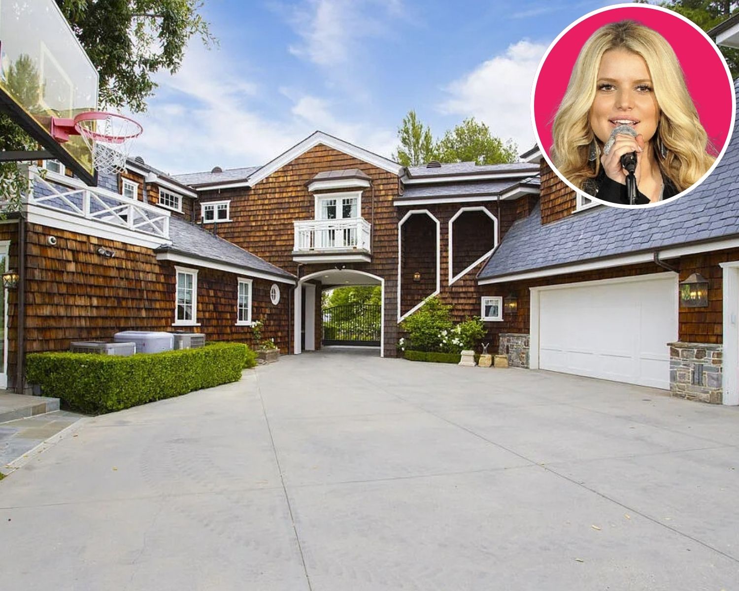 Courtyard of Jessica Simpson’s CA Home